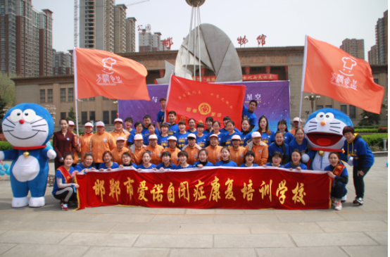 关爱自闭症儿童，歌手陈庆为公益歌唱