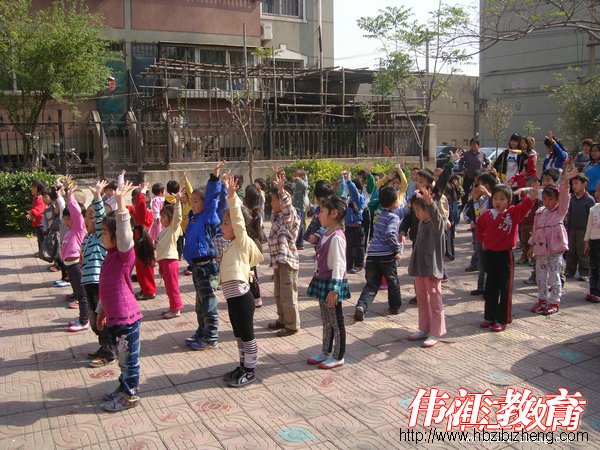 孩子在融合校园正在做操