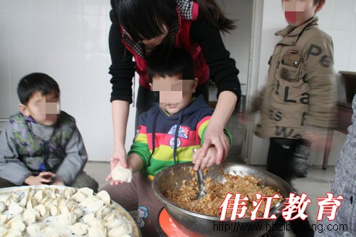 融合园孩子体验包饺子的乐趣
