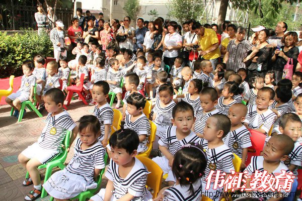 爱诺融合幼儿园小朋友一起观看节目