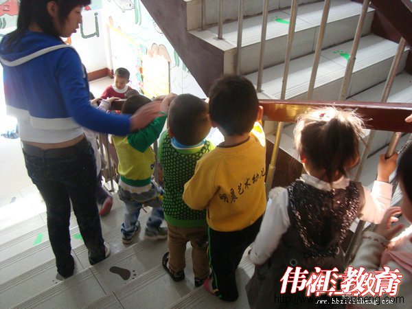 孩子们在融合校园排队准备做早操