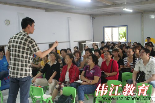 7月13日李伟江校长开展家长培训
