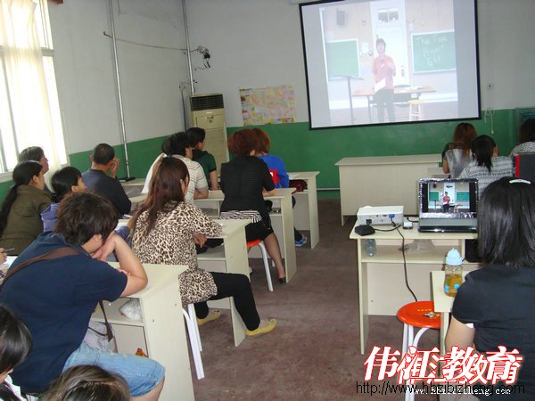 伟江老师每月定期给家长做指导培训