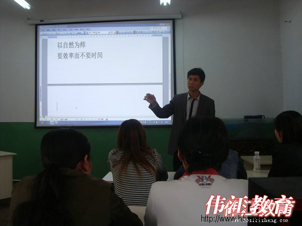 伟江老师每月定期给家长做指导培训