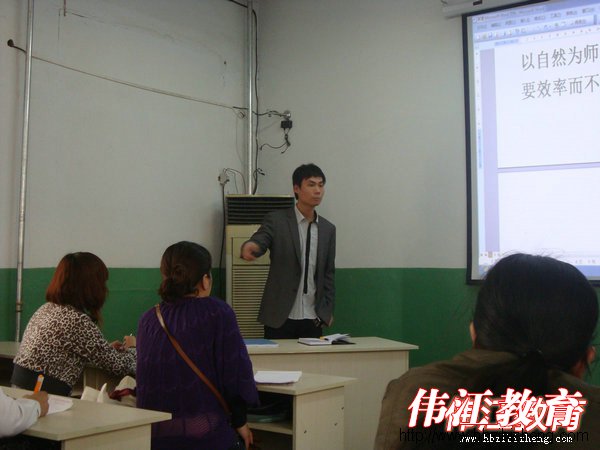 伟江老师每月定期给家长做指导培训