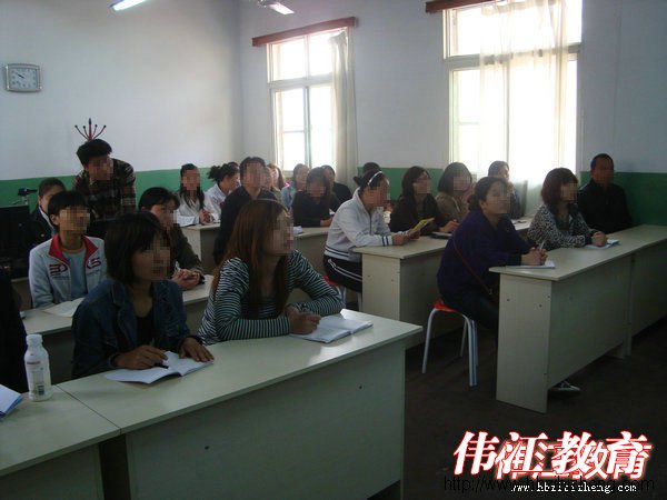 伟江老师每月定期给家长做指导培训